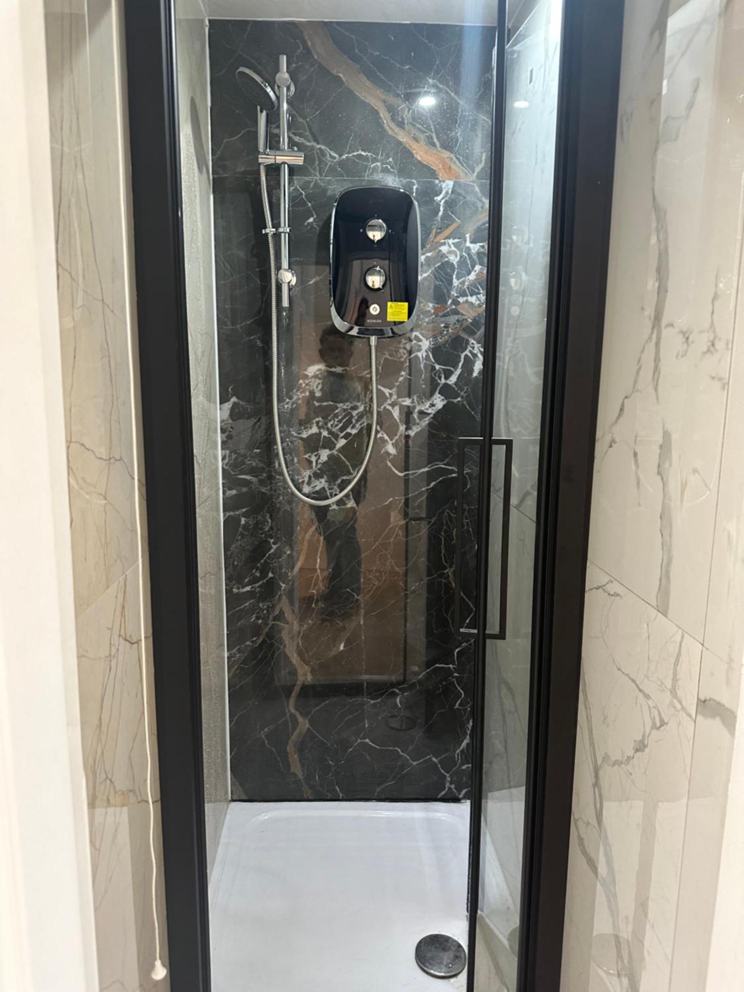 First Floor One Bed Apartment In Central West Londra Esterno foto
